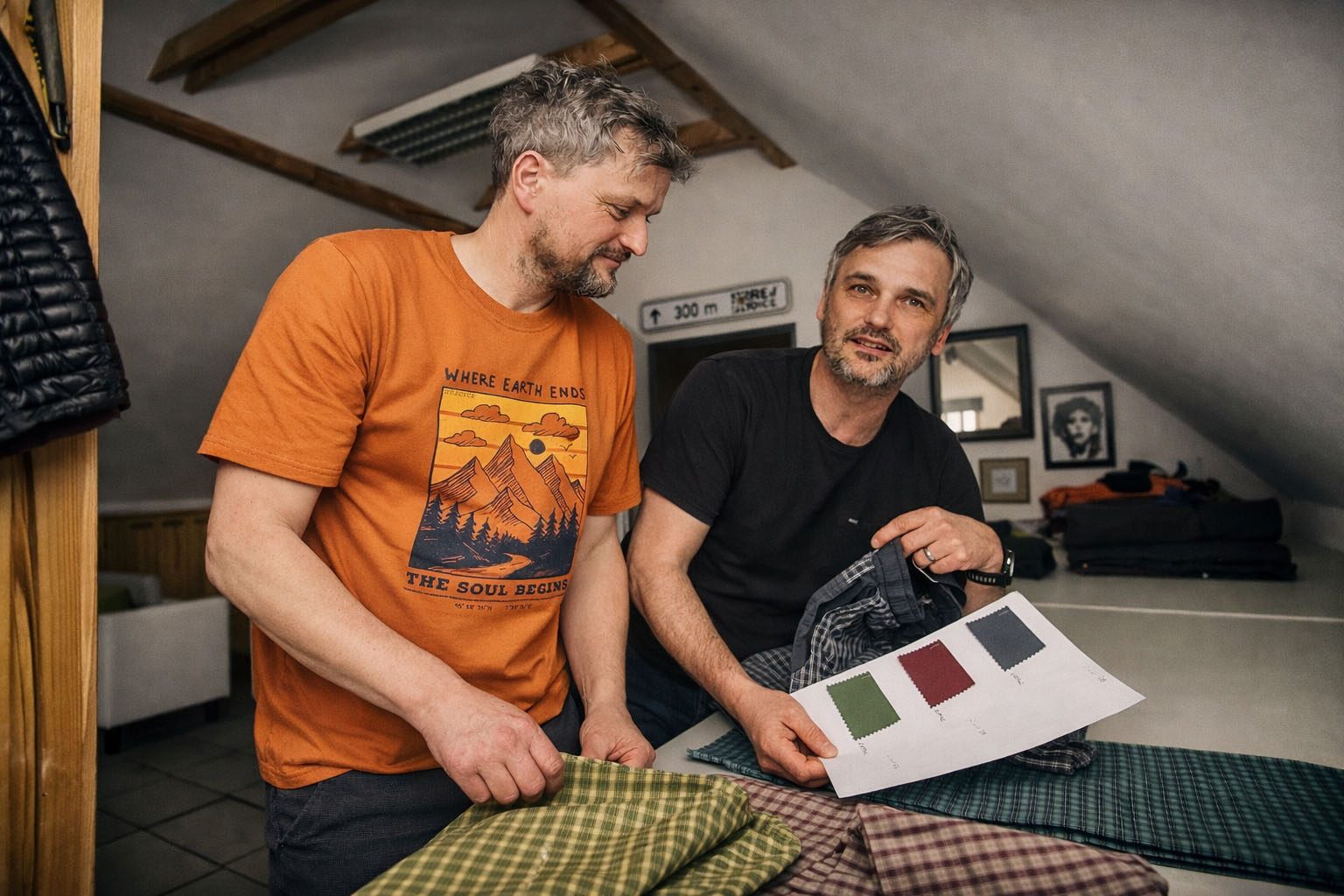 Bratři Libor a Roman Venkrbcovi vybírají látky na nové kousky