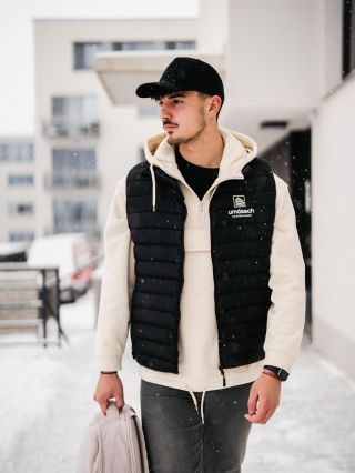 Vesta je základ, když nevíte, co přijde. Pohodlí, co vás podrží v každém počasí. Berete? 👇 #vrstveni #pracovniodevy...