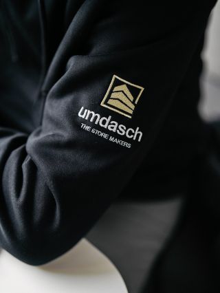 Na sklonku loňského roku jsme pro litomyšlský tým @umdasch The Store Makers vytvořili speciální vánoční kolekci🎄 Co na ni...