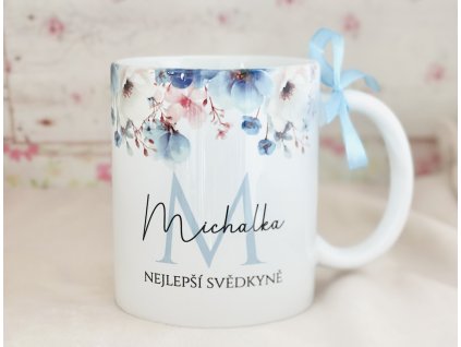 Hrneček s modrým květinovým potiskem se jménem pro svědkyni/družičku