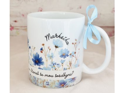Hrnek s květinovým potiskem žádost pro svědkyni/družičky modrá