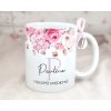 Hrneček s růžovým květinovým potiskem se jménem pro svědkyni/družičku