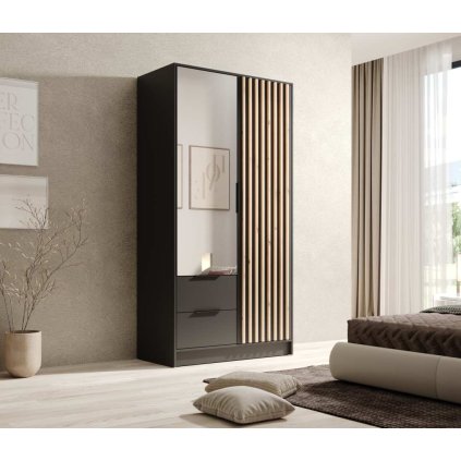 Designová šatní skříň a zrcadlem na dveřích