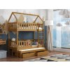 Dřevěná patrová postel Otis v odstínu dub – rozložená přistýlka a otevřené úložné prostory.