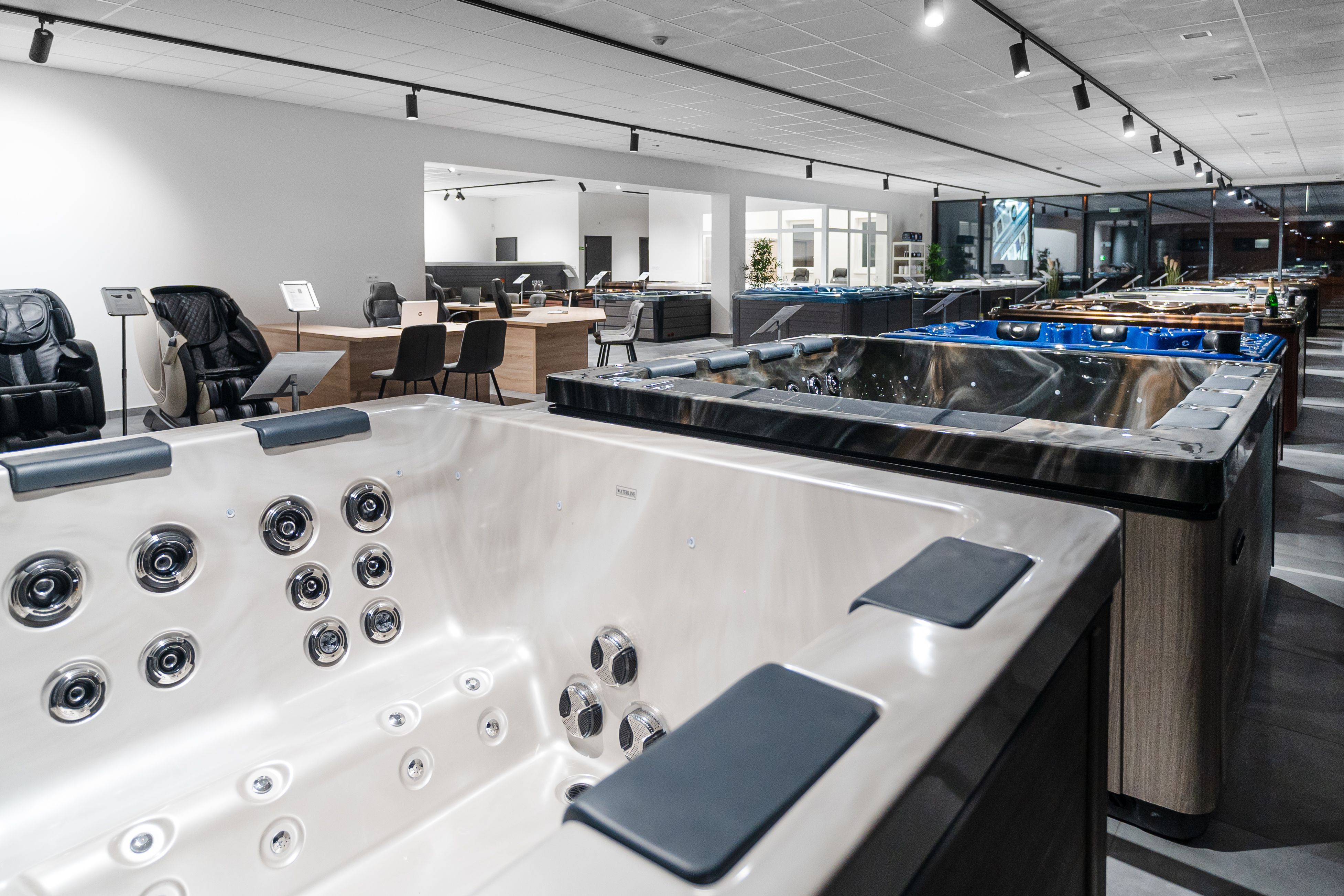 Bližší pohled na vyskládané vířivky v showroomu Relax na MAX
