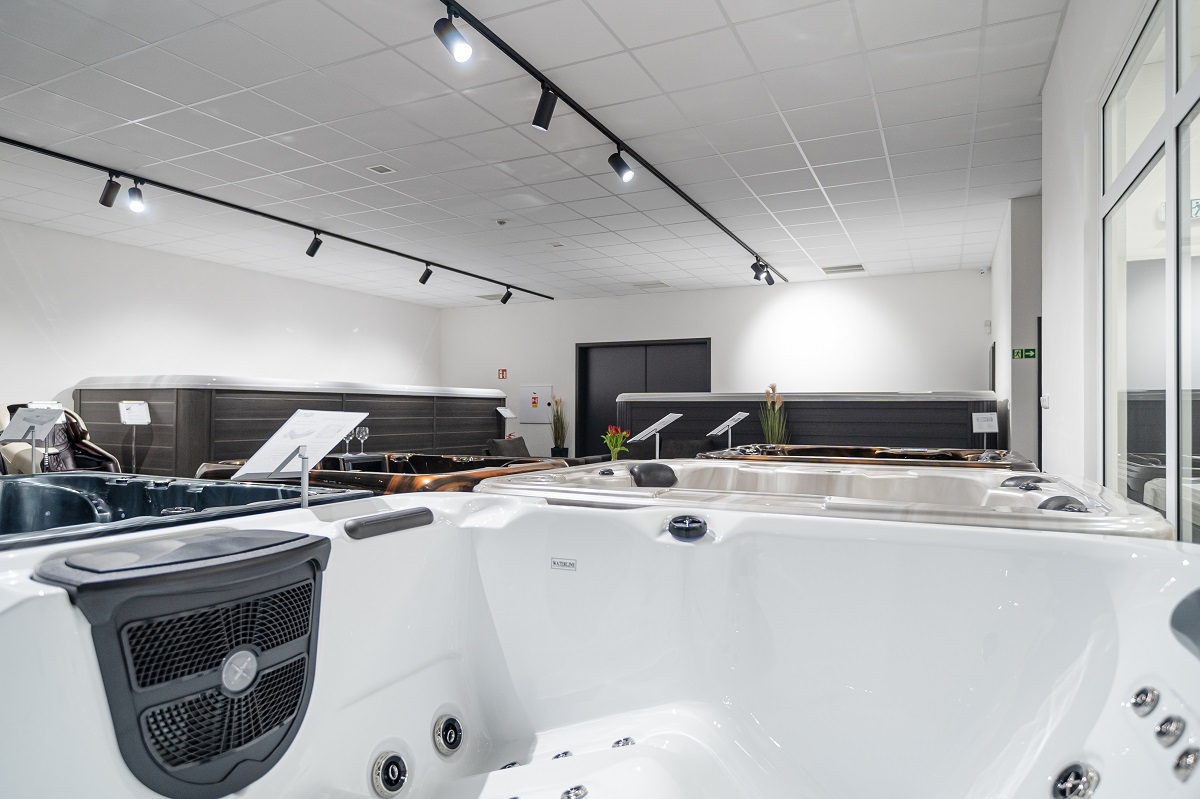Detailní pohled na vířivku a Swim Spa v zadní části