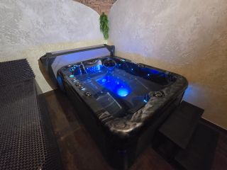 Instalace vířivky SUMMER v elegantním stříbrno-černém provedení se šedou bočnicí. Novým majitelům přejeme mnoho klidných a...