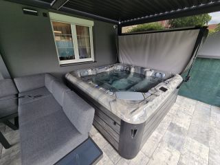 Úžasná instalace vířivky MAXSPA v barvě oddysea se šedou bočnicí v Praze. 👏🥂👏🥂👏🥂👏 Nádherná, prostorná, plně vybavená a...