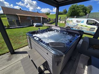 Dnes se podíváme na instalaci úžasné vířivky Spring v barvě stříbrno-černá se šedou bočnicí s technologií MICROSILK v...