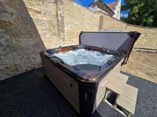 Instalace vířivky SPRING v barvě zlato-hnědá s hnědou bočnicí tentokrát v Miškovicích u Třebovle. 💦🥰💦🥰💦🥰💦 Vířivka Spring...