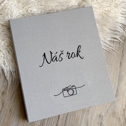 FOTOALBUM NA VZPOMÍNKY S VLASTNÍM NÁPISEM (SVĚTLE ŠEDÉ)