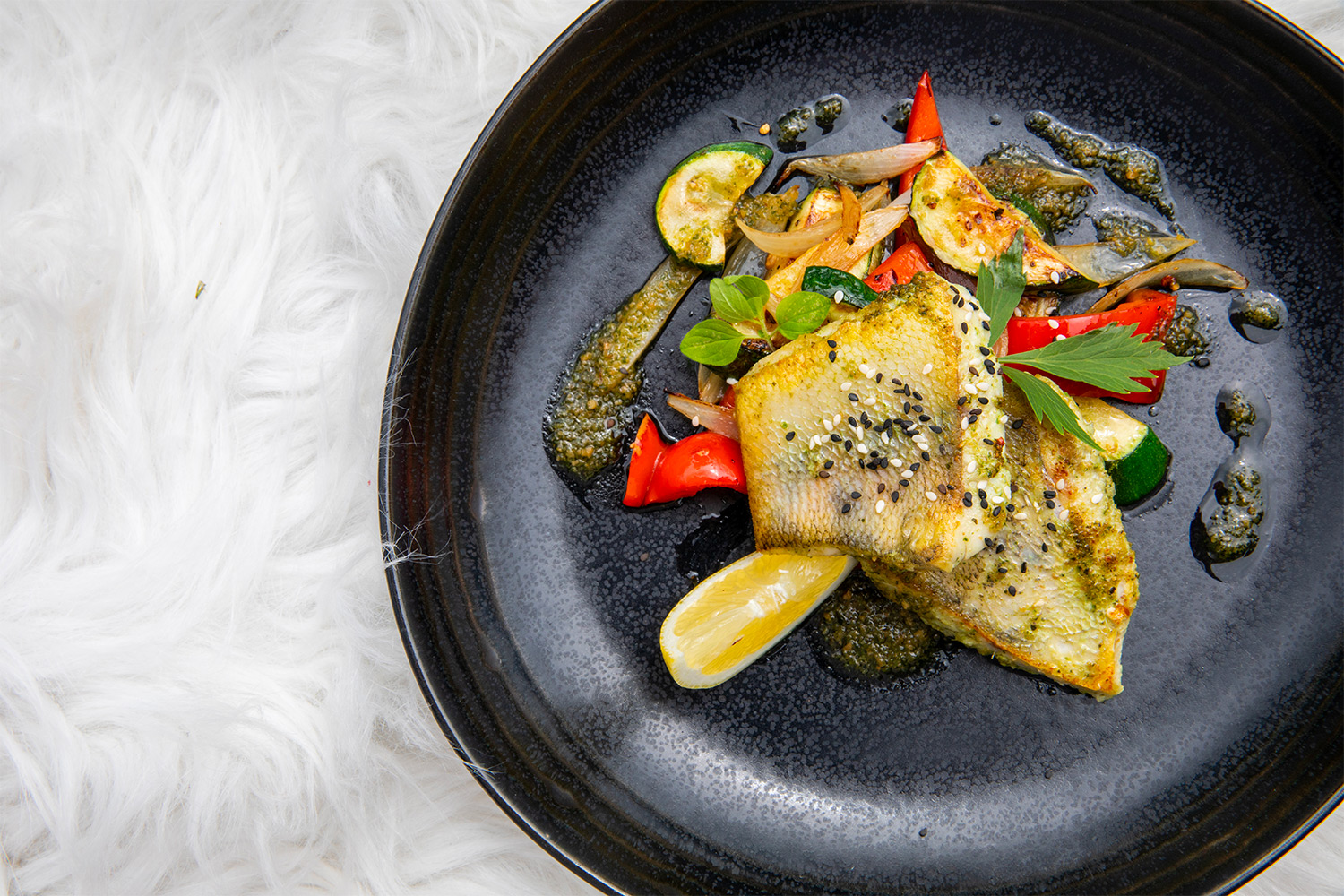 Zubáč na bazalkovom peste s grilovanou zeleninou