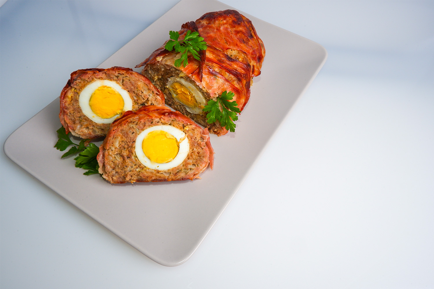 Pečená sekaná plnená vajíčkom, obalená slaninou