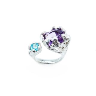 Tenhle prsten se jmenuje Synergia. 🌿 Vznikal pomalu, ručně — metodou ztraceného vosku, kde se všechno tvoří spíš citem než...