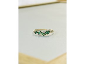 Zlatý prsten s bílými a zelenými kamínky