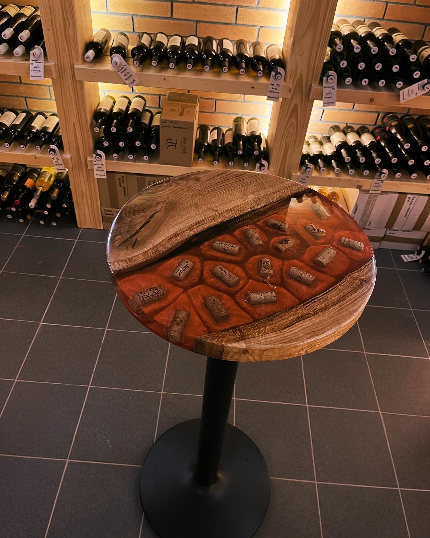 barový stůl ve sklípku