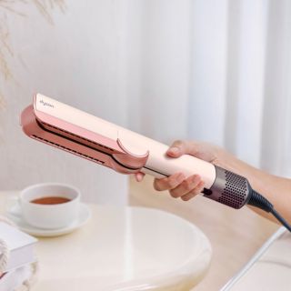 Pokud milujete účesy s rovným stylingem, Airstrait si oblíbíte již s prvním použitím. 🌸 #dyson #airstrait #vlasy...