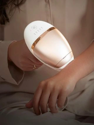 Philips Lumea IPL Dlouhodobě hladká pokožka. Technologie používaná v salonech. K zapůjčení od 280 Kč / den. Prémiová...
