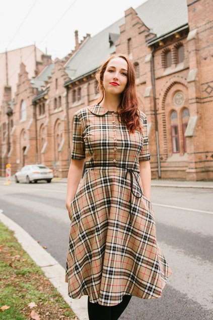 Reparada propinaci saty thea s limeckem kostka tartan bezovy burberry3