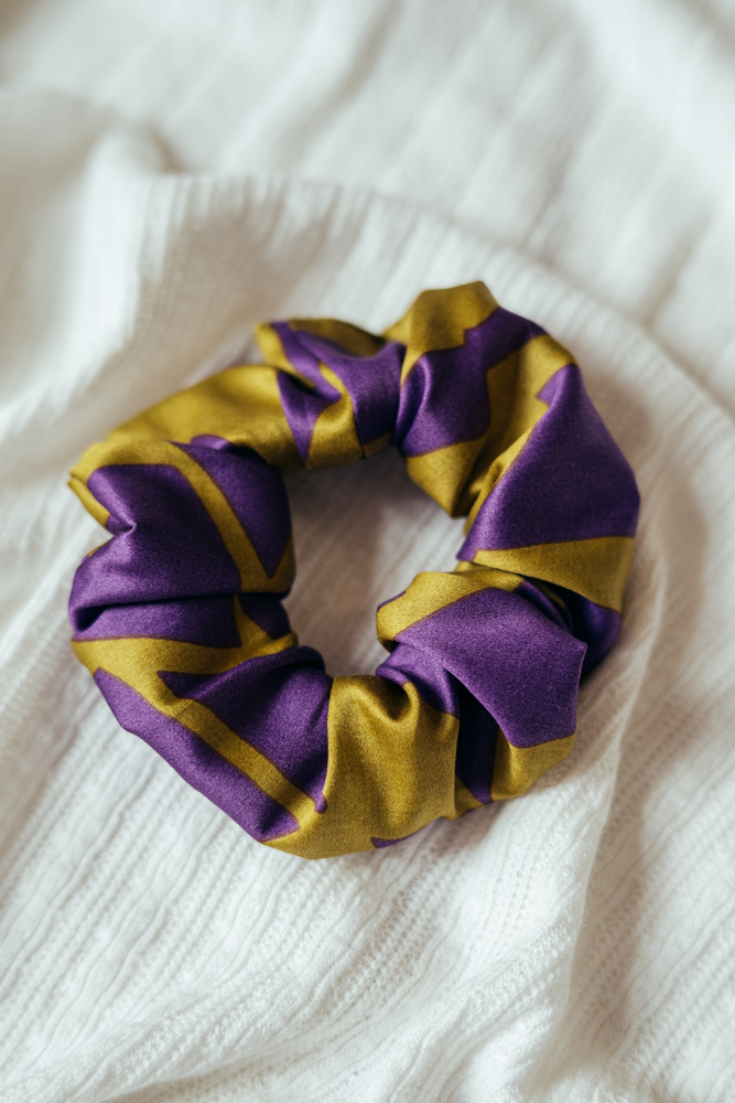 Levně Bavlněná gumička scrunchie zeleno-fialová