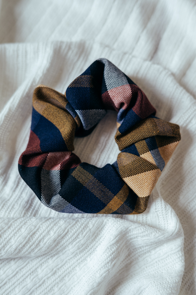 Levně Tartanová gumička scrunchie modro-červeno-hořčicová