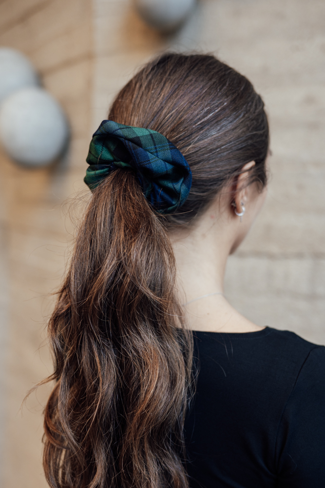 Tartanová gumička scrunchie zeleno-modrá
