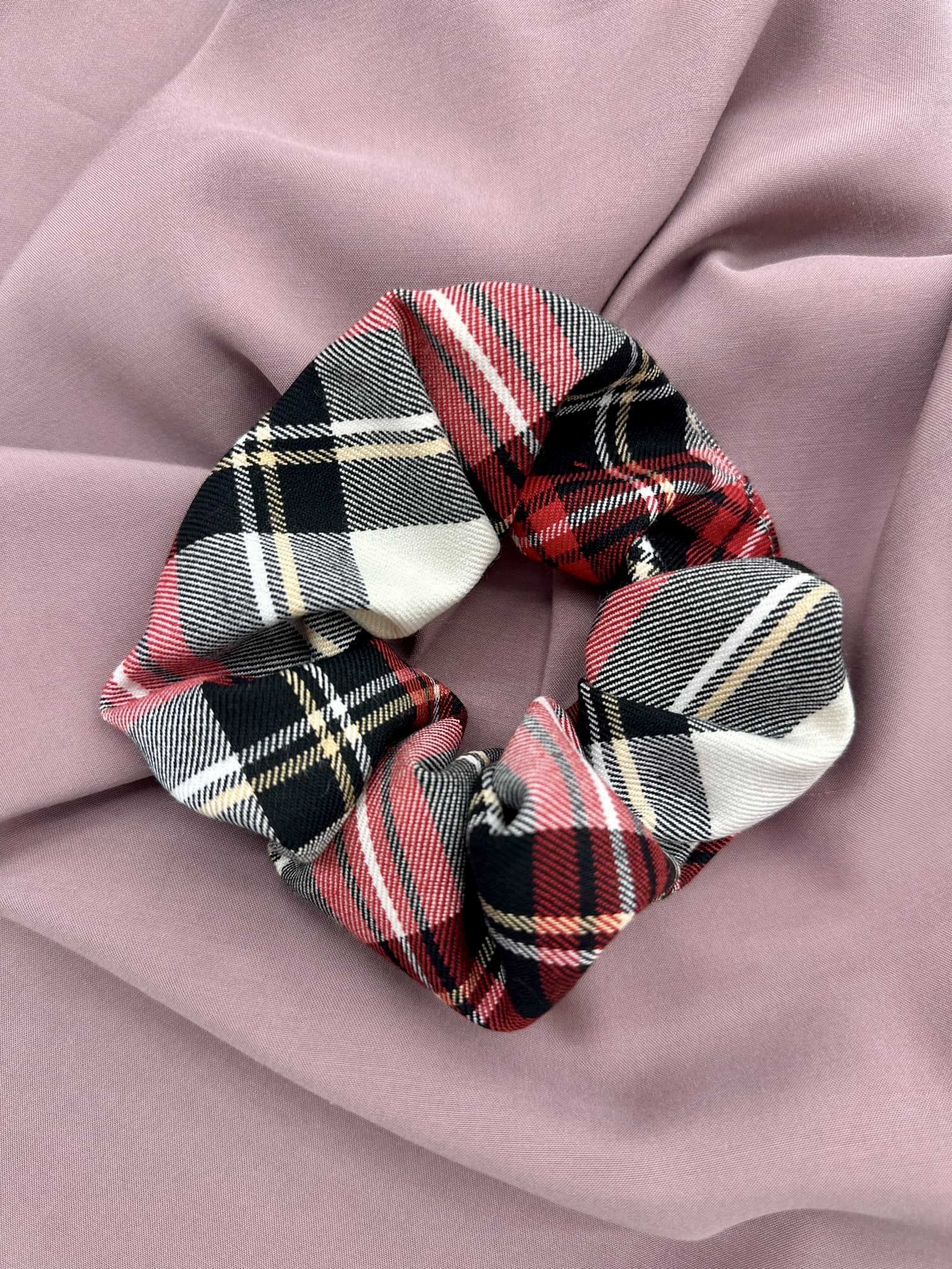 Levně Tartanová gumička scrunchie červeno-bílá