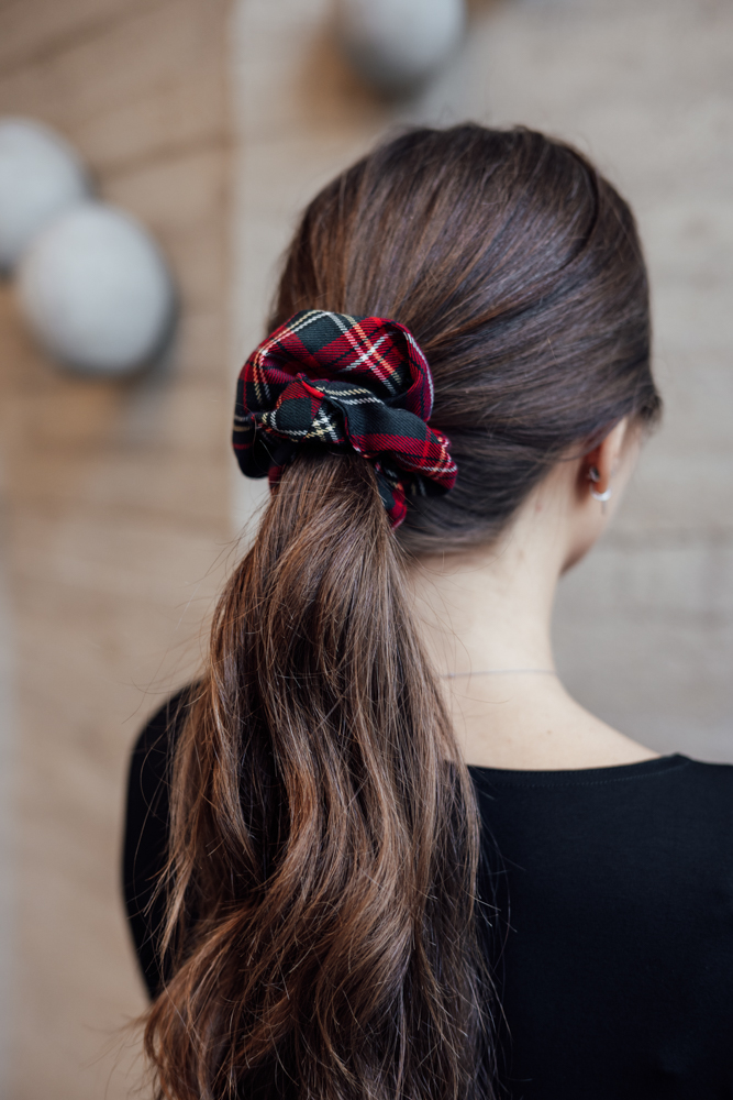 Tartanová gumička scrunchie červeno-černá