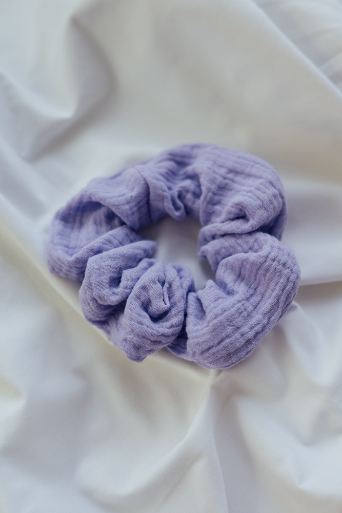 Levně Lila mušelínová gumička scrunchie