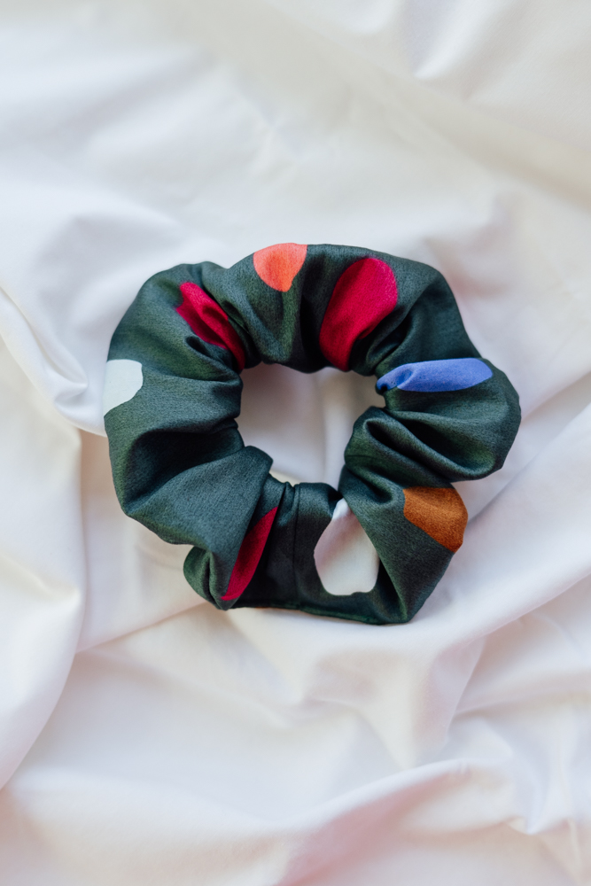 Levně Zelená gumička scrunchie s puntíky