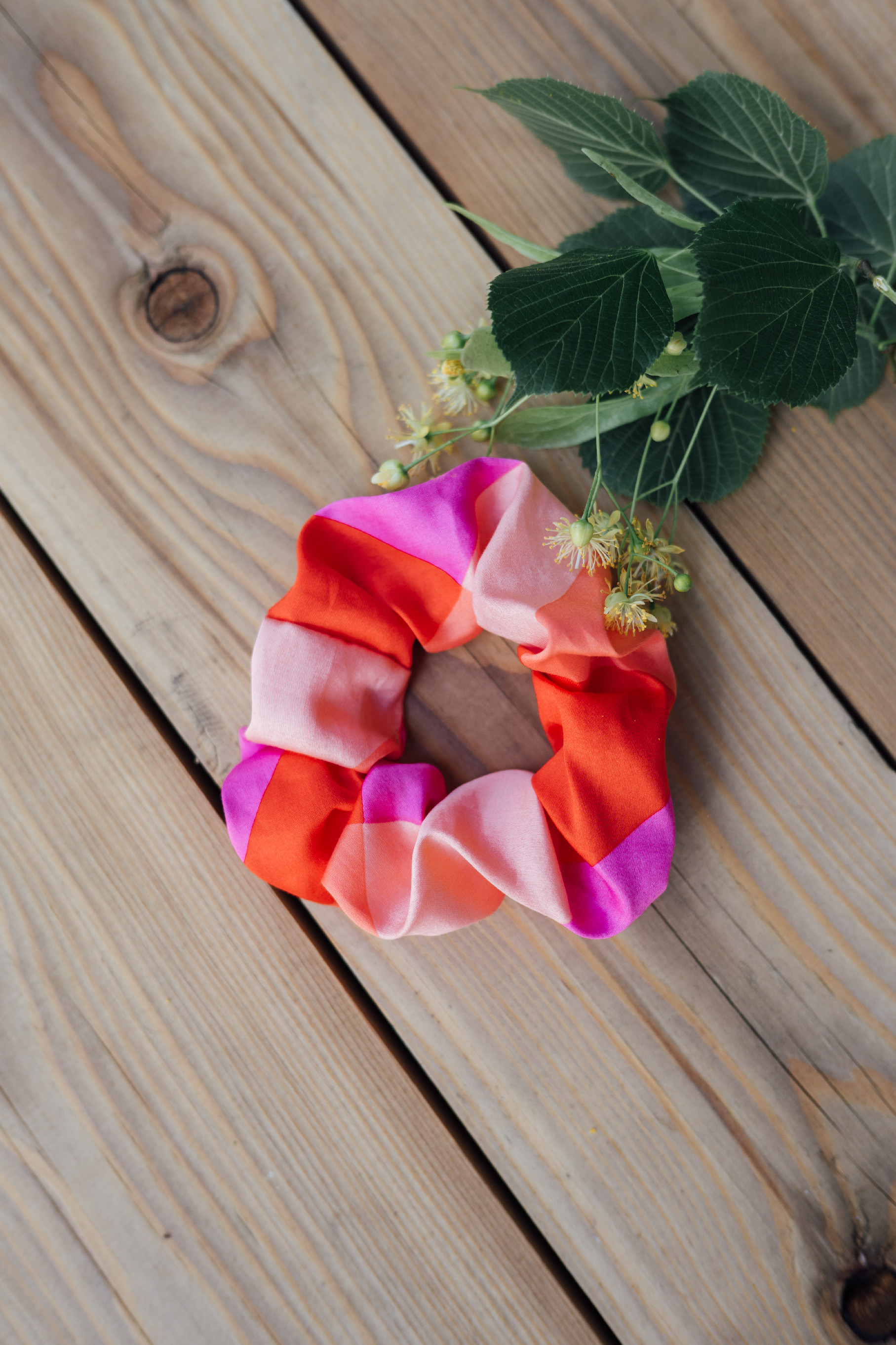 Levně Bavlněná gumička scrunchie oranžovo-růžové kostky