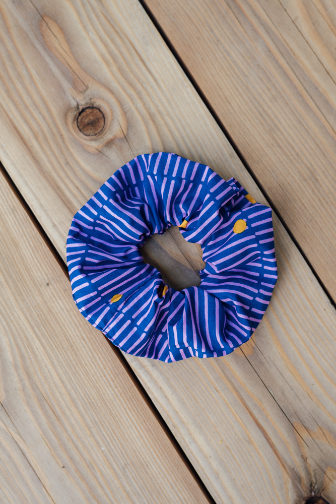 Levně Bavlněná scrunchie Fialové proužky