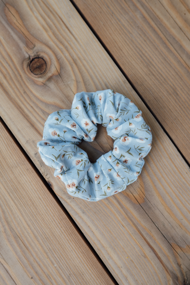 Levně Bavlněná scrunchie modrá s květy
