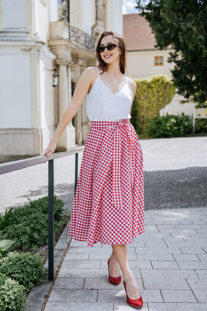 Červeno-bílá kostkovaná sukně Bibi midi Velikost: L