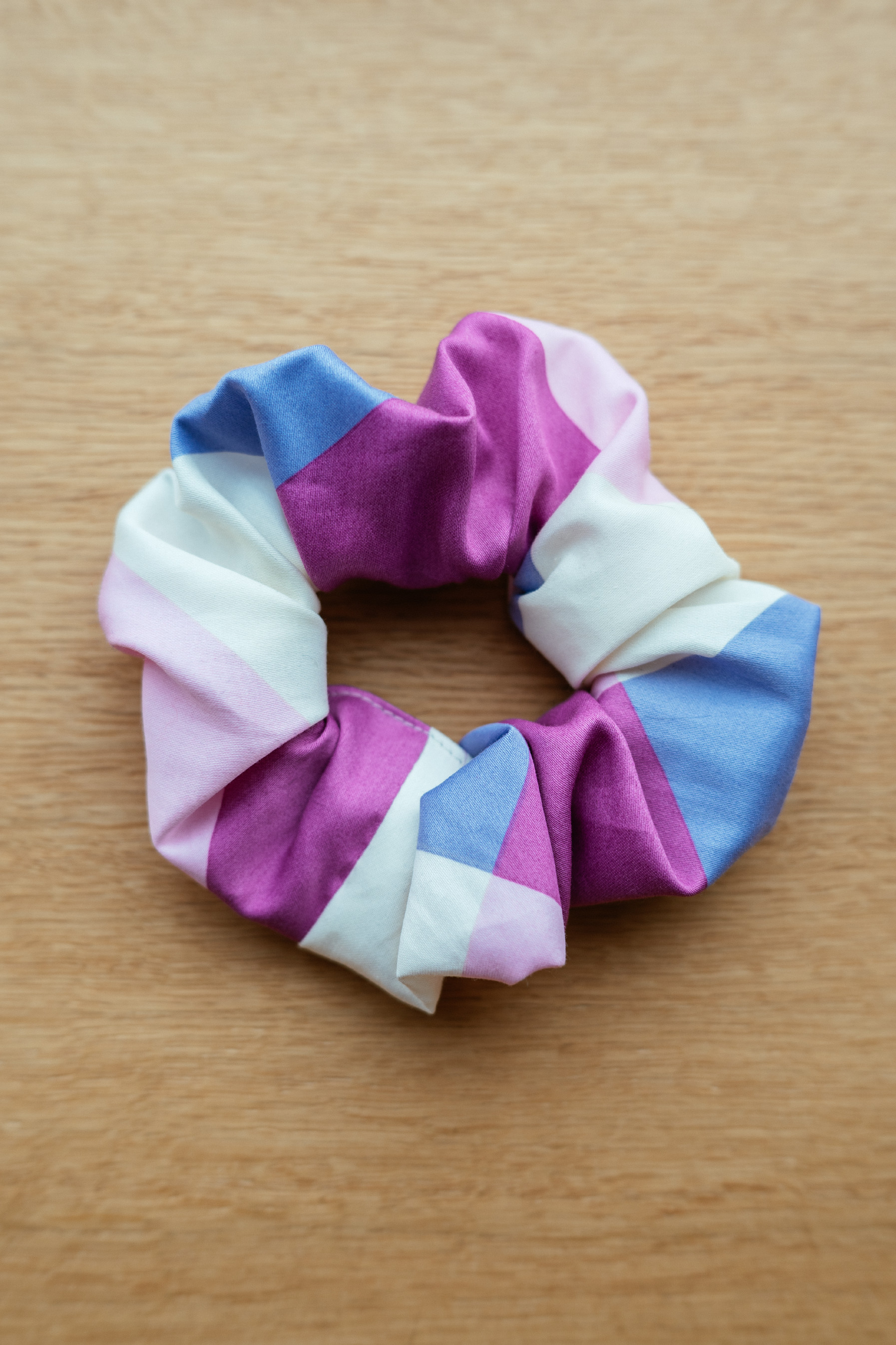 Levně Bavlněná gumička scrunchie fialovo-růžové kostky