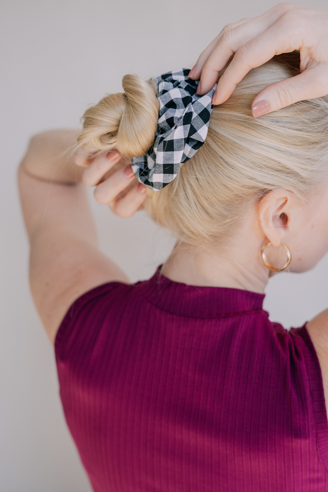 Levně Bavlněná gumička scrunchie černo-bílá kostka