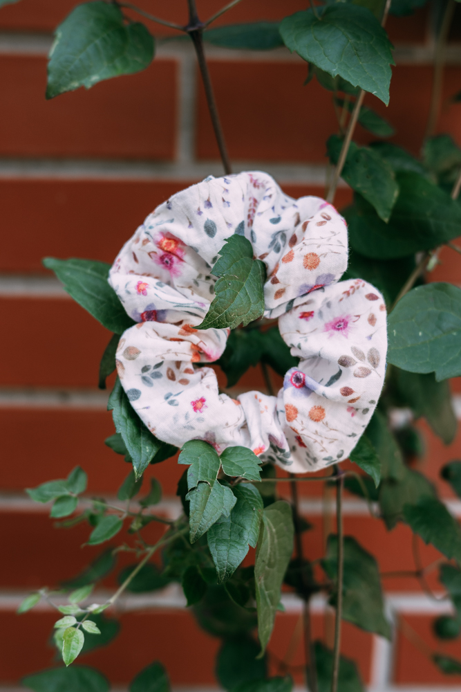 Mušelínová gumička scrunchie Malovaná kvítka