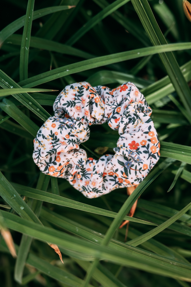 Mušelínová gumička scrunchie Drobná kvítka