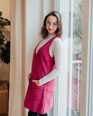 Šaty Dina mají novou barvu. Odvážnou a sebevědomou fuchsiovou. 🩷 Je to přesně ta šatovka, ve které vám bude příjemně po...