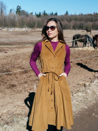 Šaty Madlen nově v hořčicovo-olivové. 💛 Manšestr ze 100% bavlny příjemně zahřeje, drží tvar a hezky splývá. Áčkový střih...