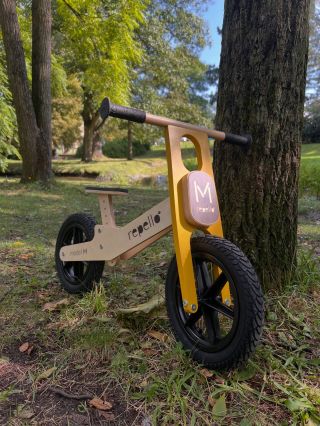 Odpoledne v pohybu. 🚲✨ Čistá radost z jízdy, pohoda v trávě a objevování nových cest. Model M je stvořený pro to, aby se...