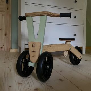 Model S Mint 🌿 Dvě kola vpředu, jedno vzadu — ne náhodou. Tato konstrukce dává dítěti jistotu a zároveň posiluje core 💪 A...