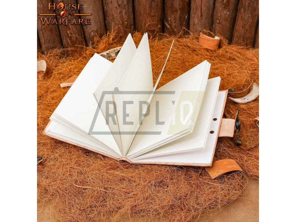 Zápisník s vyraženým pentagramem a oblaky na kožených deskách