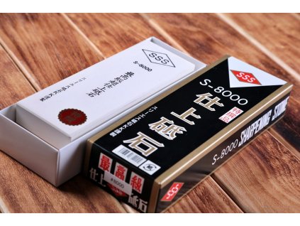 Brusný kámen KIYA Tokyo #8000 na cedrovém podstavci  + Sleva 100,- Kč s kódem "DELI100"