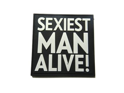 Nášivka SEXIEST MAN ALIVE! plast ČERNÁ/ŠEDÁ
