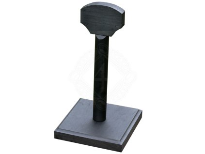 Dřevěný stojan na přilbu