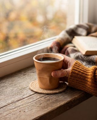 Večery se krátí, rána jsou chladnější. 🥶 Hrnek horkého nápoje najednou dává větší smysl než kdykoliv jindy. ☕ Právě teď...