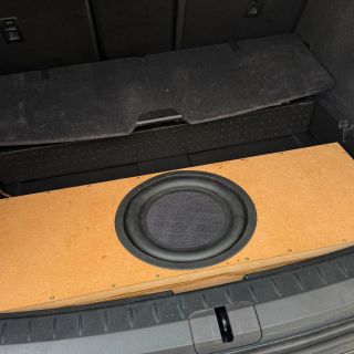 Skvělé řešení od zákazníka😎. Silný a plný bas a přitom nepřijít o cenné místo v kufru? To je sen💪! #reproobchod...