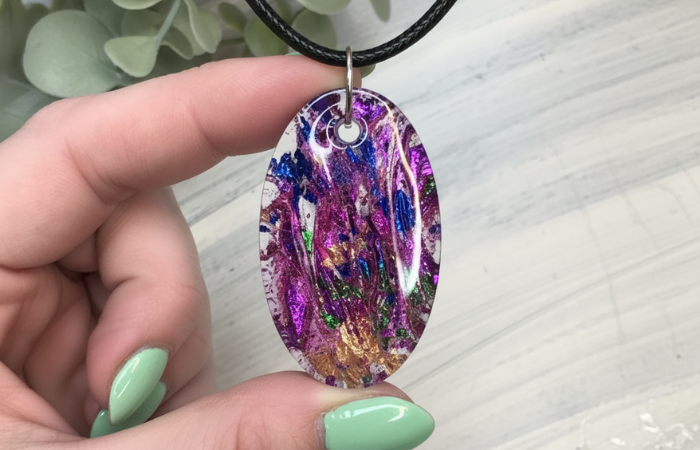 Wie man Schmuck aus UV-Harz mit Crushed-Effekt herstellt