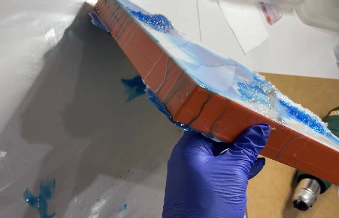 How to paint a picture with epoxy resin